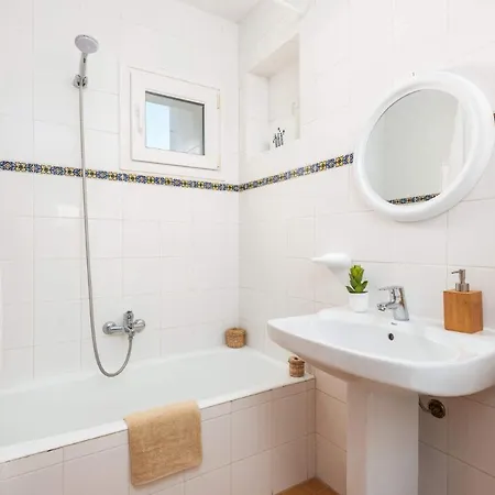 Adelaide By * Sant Lluis