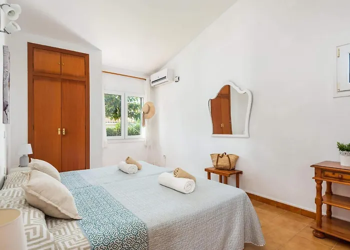 Adelaide By וילה