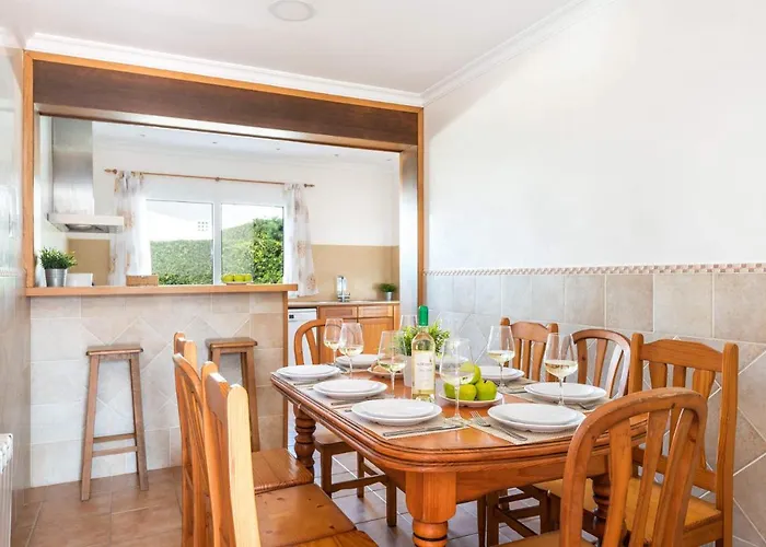 Adelaide By סנט לואיס